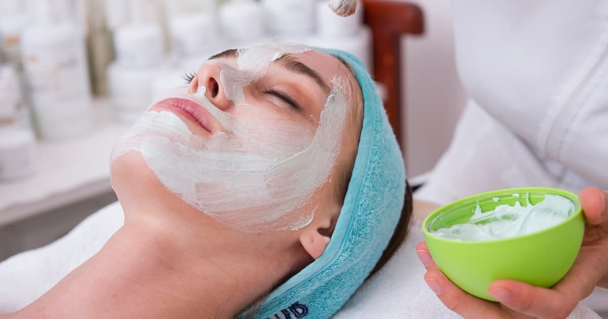 Tipos de peeling facial: cuál es el adecuado para tu tipo de piel