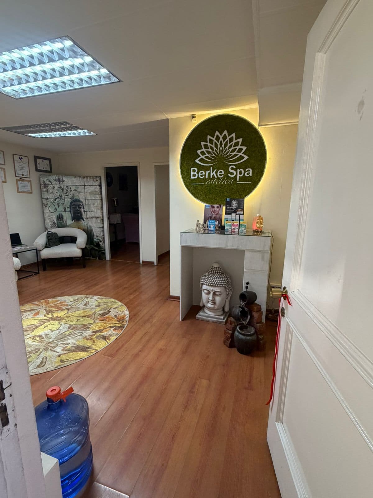Recepción Berke Spa con logo en Edificio Médico Manquehue Vitacura