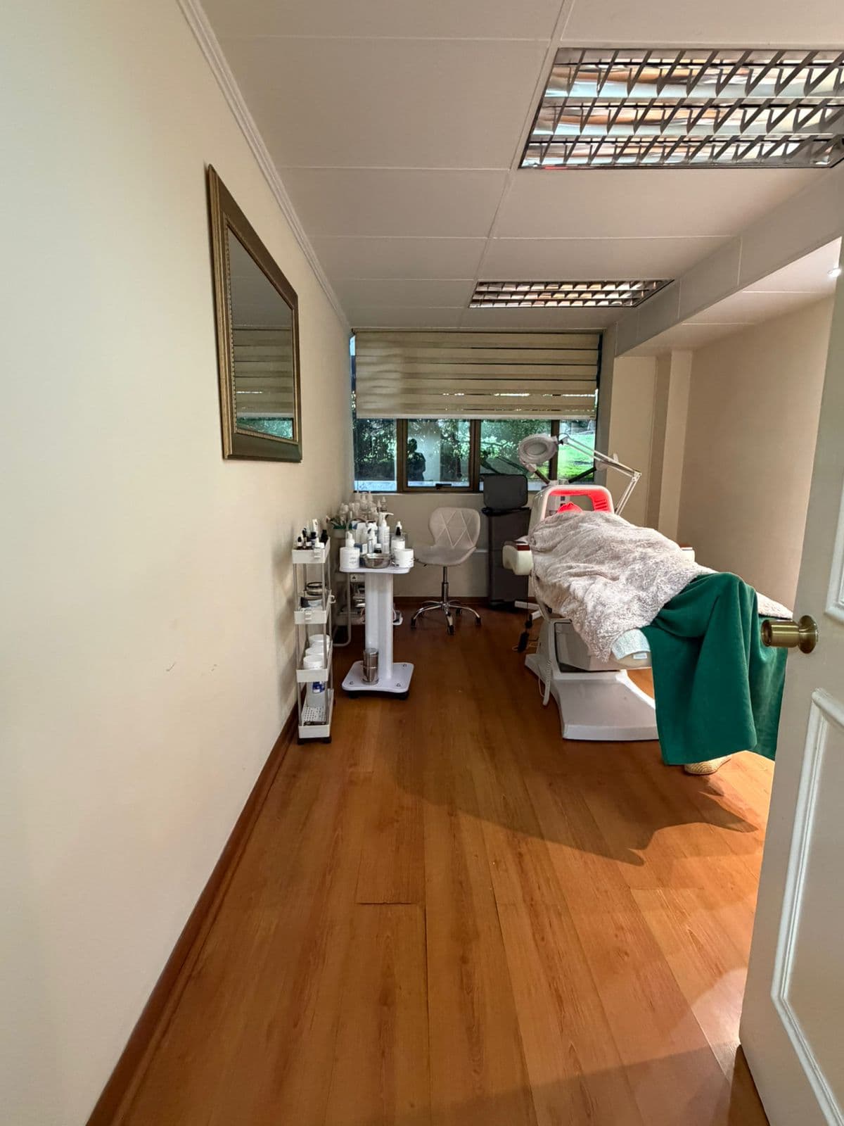 Cabina de tratamientos faciales con equipamiento profesional en Berke Spa