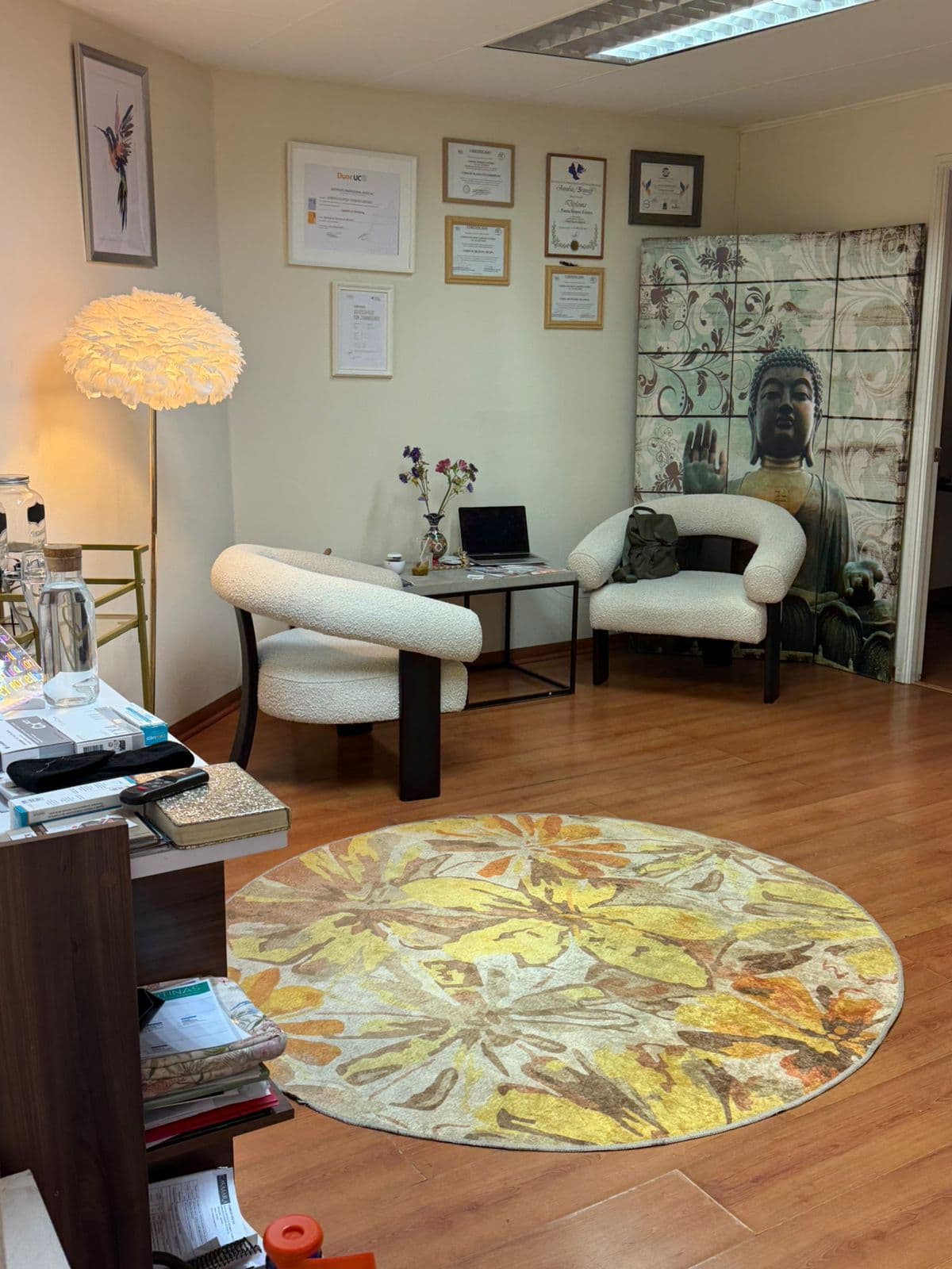 Sala de espera con sillones y certificaciones Berke Spa